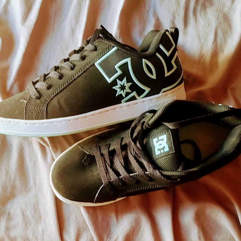 Women's DC skate shoes sz 9.5 womens tealish green outline around DC
